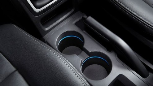Om ons Europeanen het nog meer naar de zin te maken in een Amerikaan als de Jeep Compass en Patriot, zijn beide broers voorzien van een luxueuzer interieur en blijven rijgeluiden nu beter buiten de de