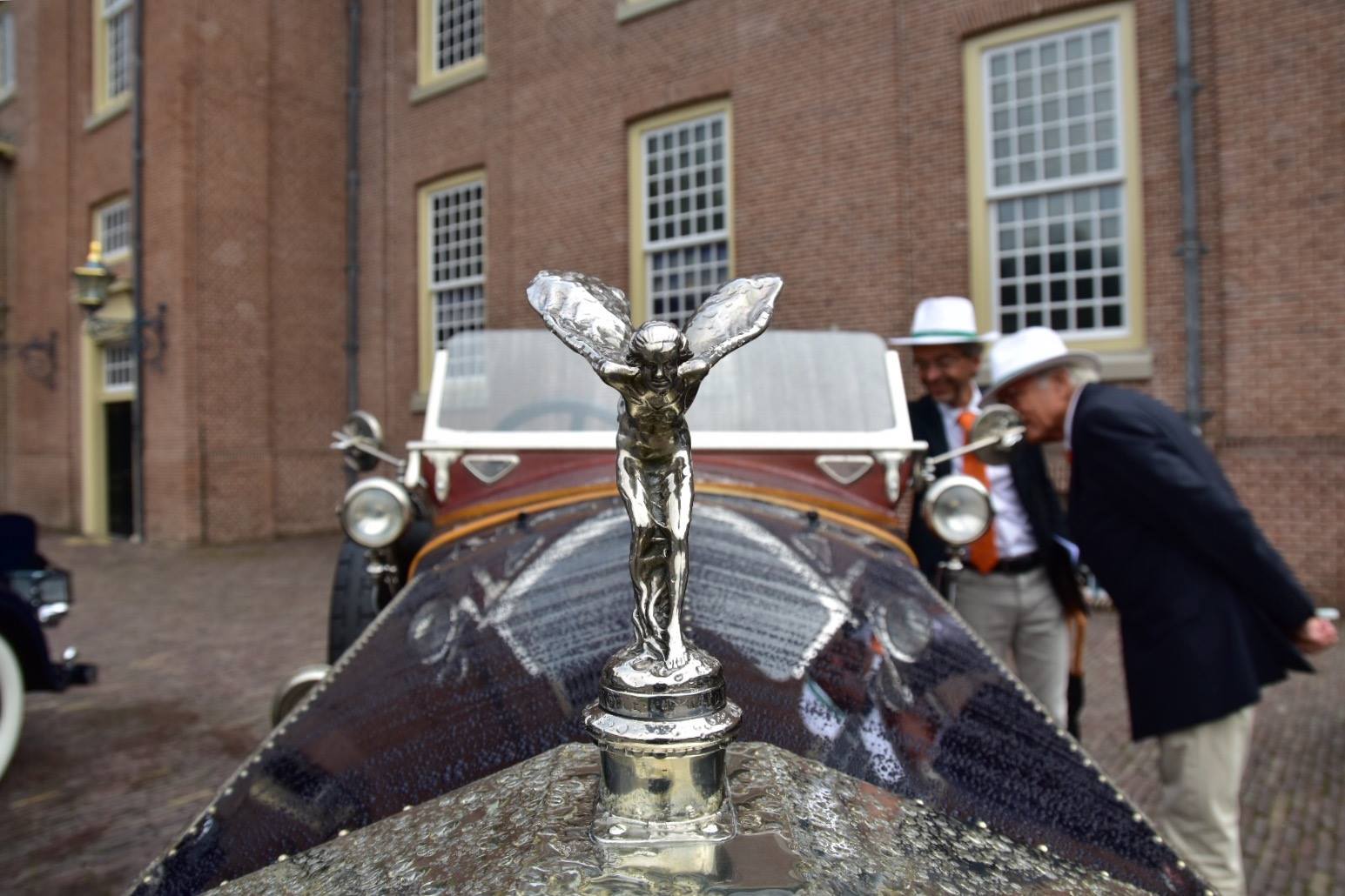 De fraaiste klassiekers uit Nederland en de ons omringende landen kwamen op 1 en 2 juli in de tuin van Paleis het Loo bijeen voor het concours d'lgance.