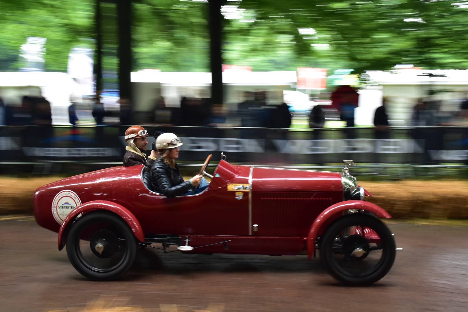 De fraaiste klassiekers uit Nederland en de ons omringende landen kwamen op 1 en 2 juli in de tuin van Paleis het Loo bijeen voor het concours d'lgance.
