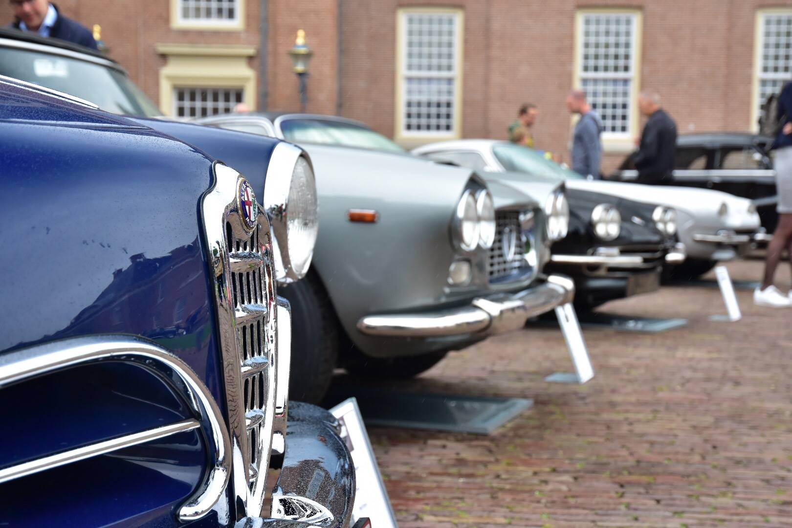 De fraaiste klassiekers uit Nederland en de ons omringende landen kwamen op 1 en 2 juli in de tuin van Paleis het Loo bijeen voor het concours d'lgance.