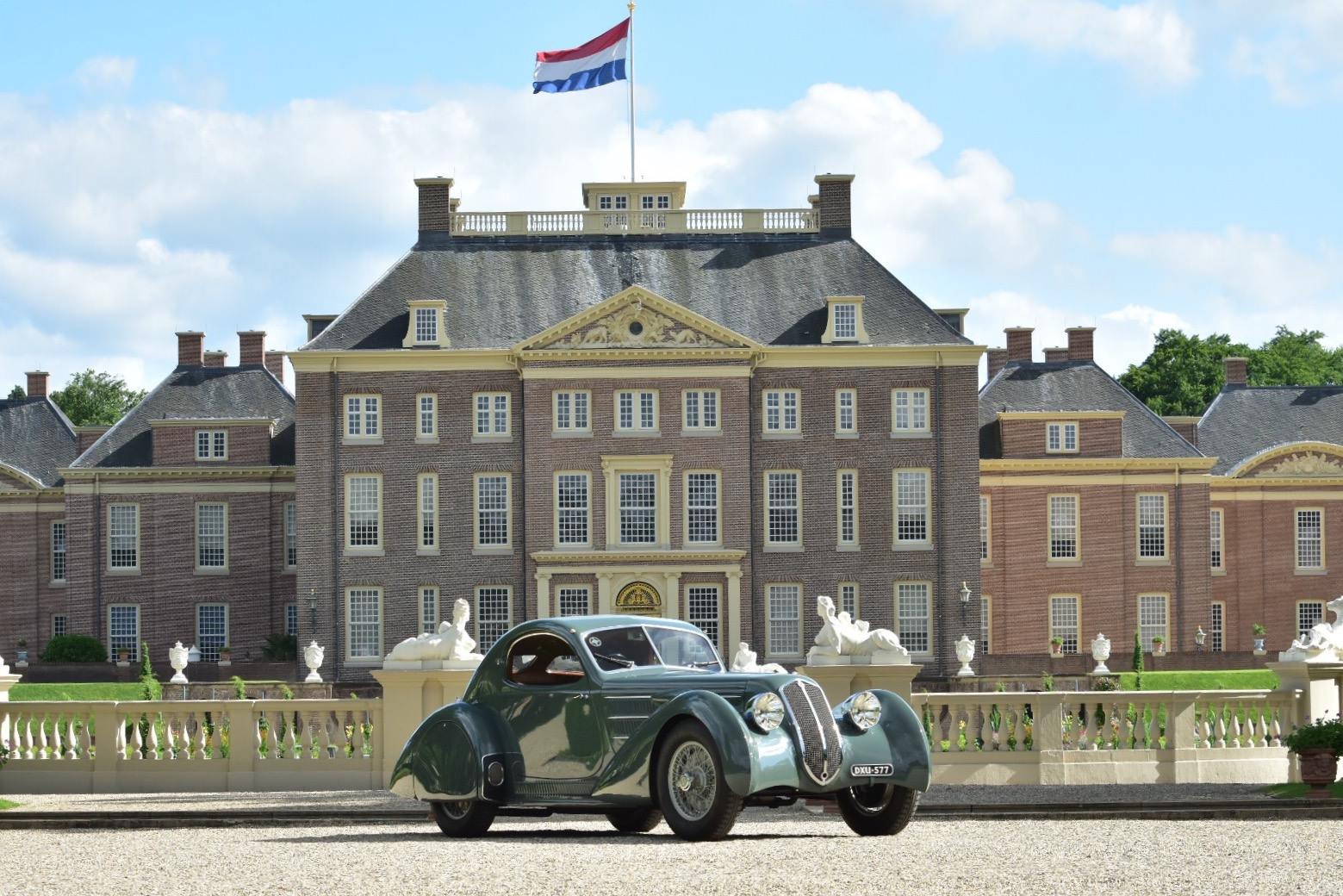 De fraaiste klassiekers uit Nederland en de ons omringende landen kwamen op 1 en 2 juli in de tuin van Paleis het Loo bijeen voor het concours d'lgance.