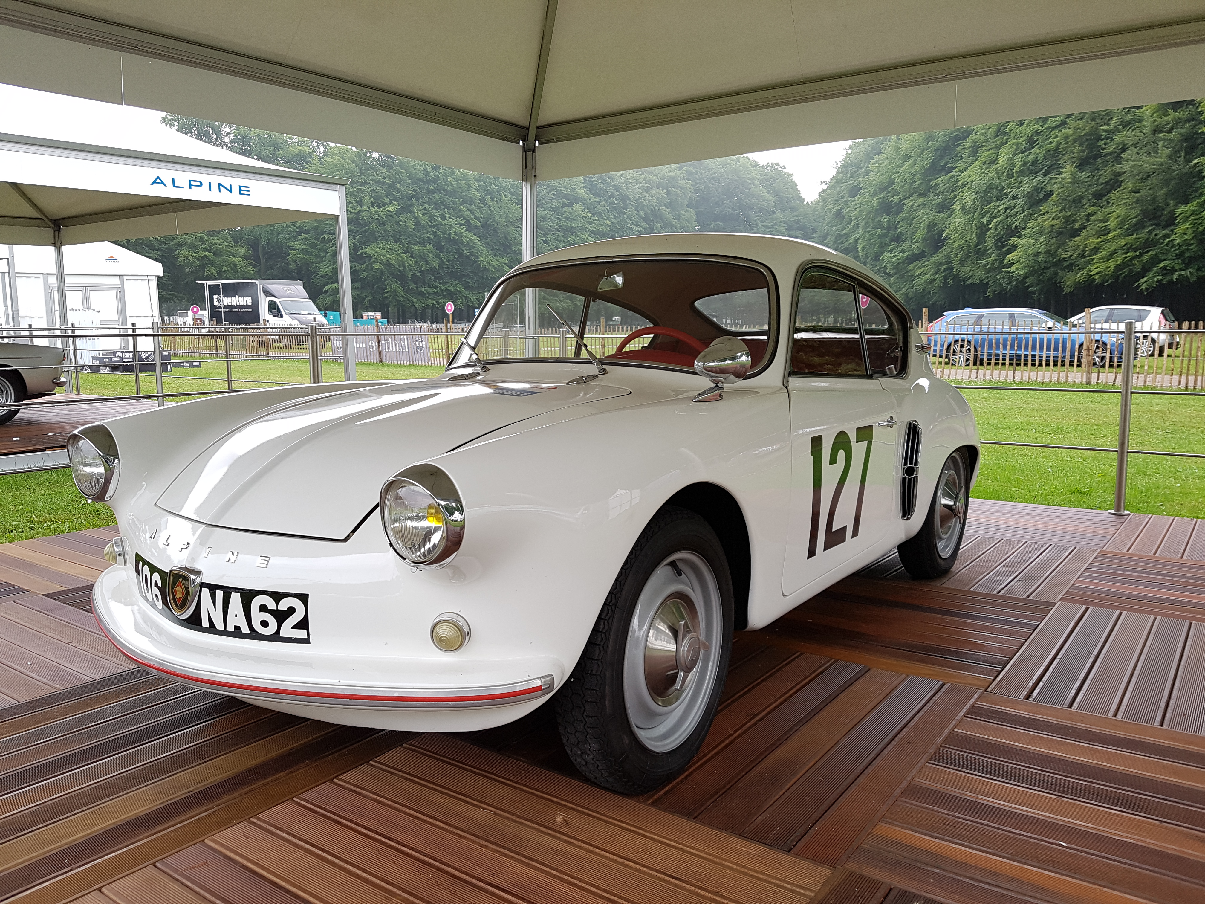 De fraaiste klassiekers uit Nederland en de ons omringende landen kwamen op 1 en 2 juli in de tuin van Paleis het Loo bijeen voor het concours d'lgance.