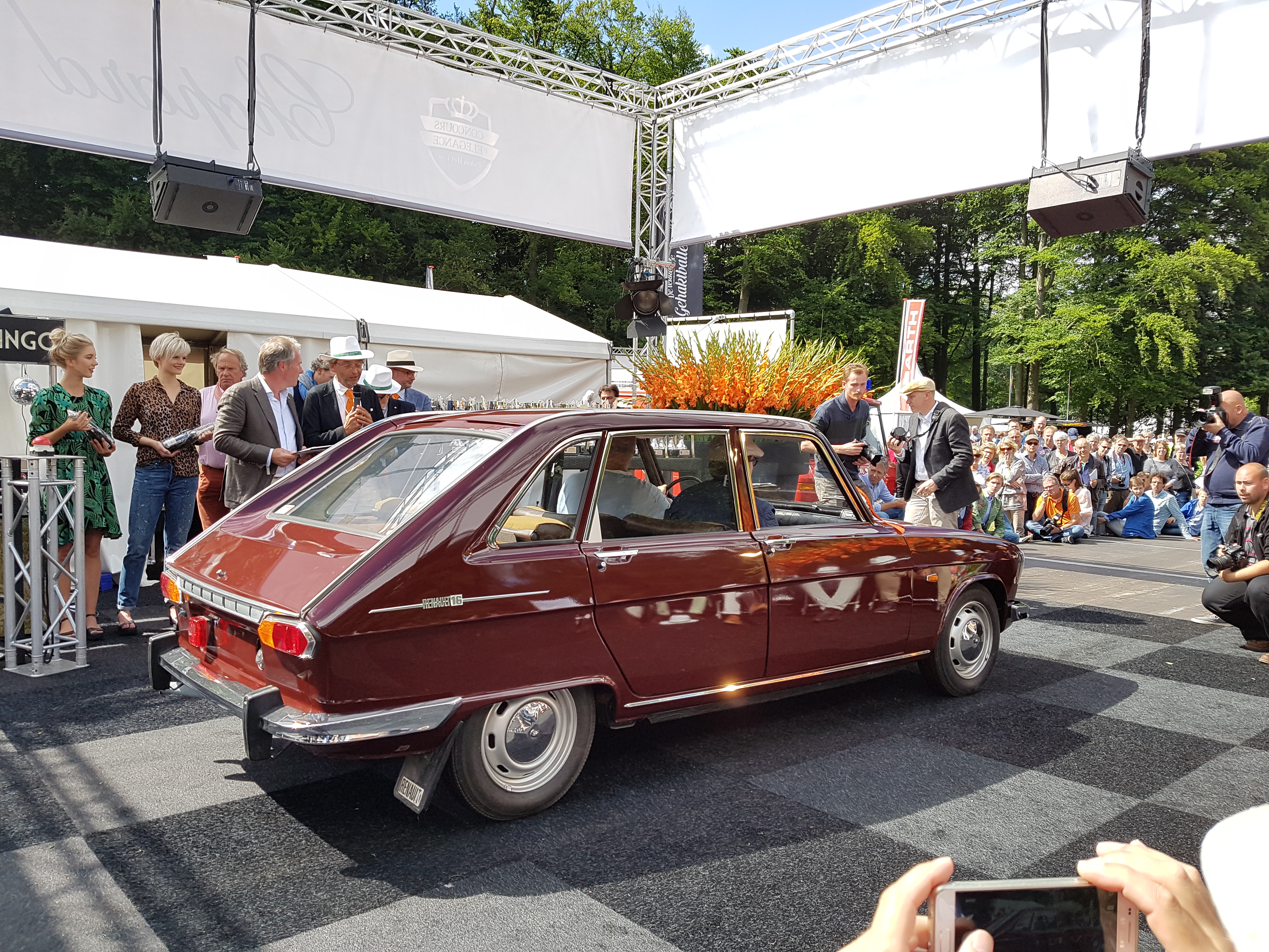De fraaiste klassiekers uit Nederland en de ons omringende landen kwamen op 1 en 2 juli in de tuin van Paleis het Loo bijeen voor het concours d'lgance.