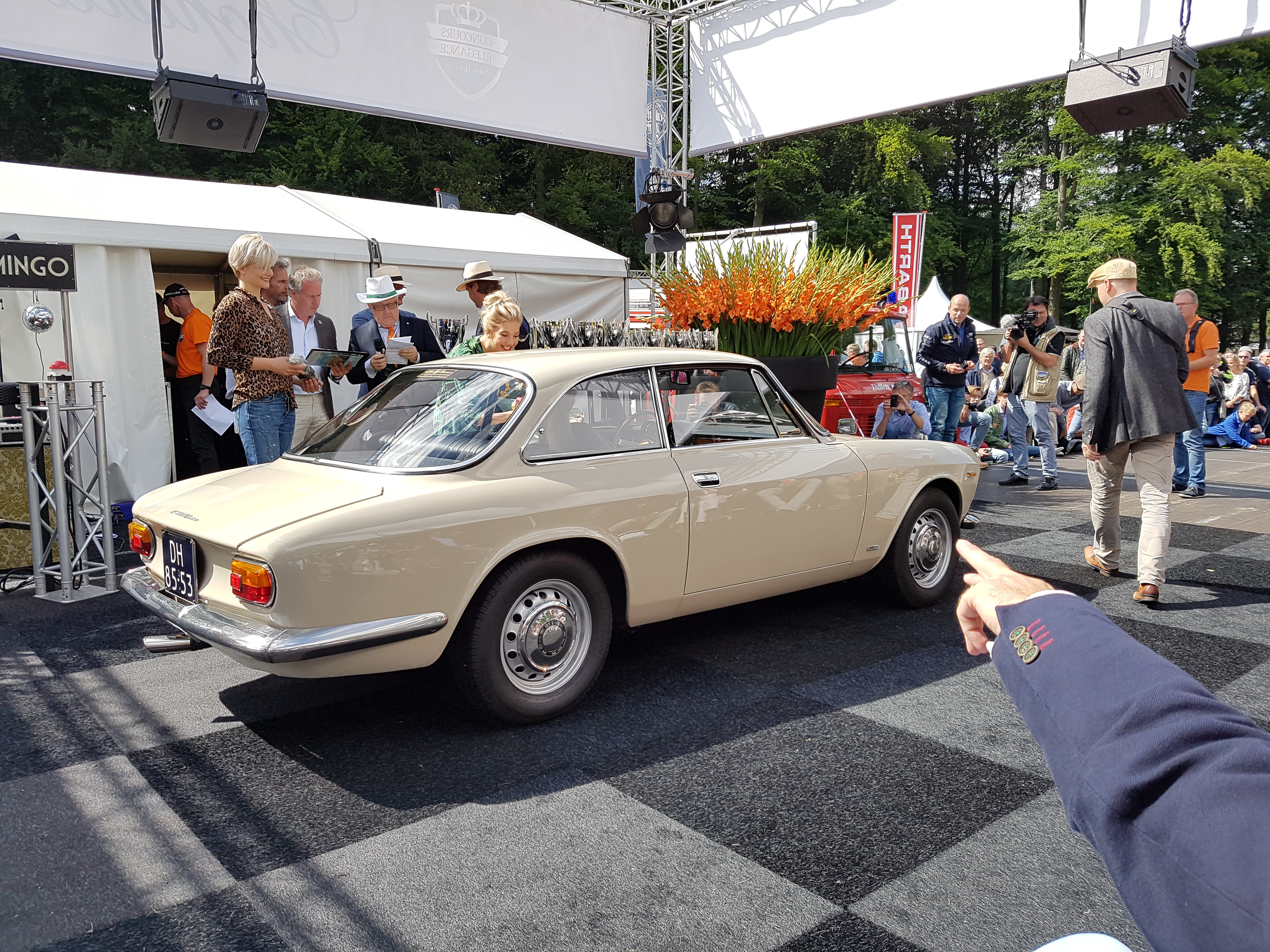 De fraaiste klassiekers uit Nederland en de ons omringende landen kwamen op 1 en 2 juli in de tuin van Paleis het Loo bijeen voor het concours d'lgance.