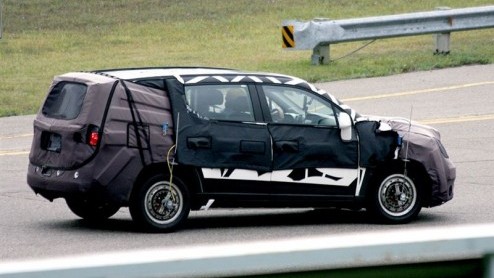 Nog zon nieuwe Chevy liet zich deze week op de foto zetten. Het is de Cruze MPV, die in 2010 zal worden gentroduceerd. Daarmee zegt hij de relatief oude Tacuma vaarwel.