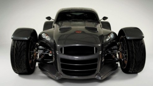 In 2007 konden we al een blik werpen op het studiemodel van de Donkervoort D8 GT. Een jaar verder is hij dan realiteit, het eerste exemplaar als straatuitvoering is afgeleverd aan een gelukkige landge
