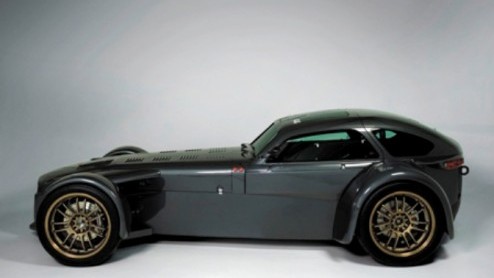 In 2007 konden we al een blik werpen op het studiemodel van de Donkervoort D8 GT. Een jaar verder is hij dan realiteit, het eerste exemplaar als straatuitvoering is afgeleverd aan een gelukkige landge
