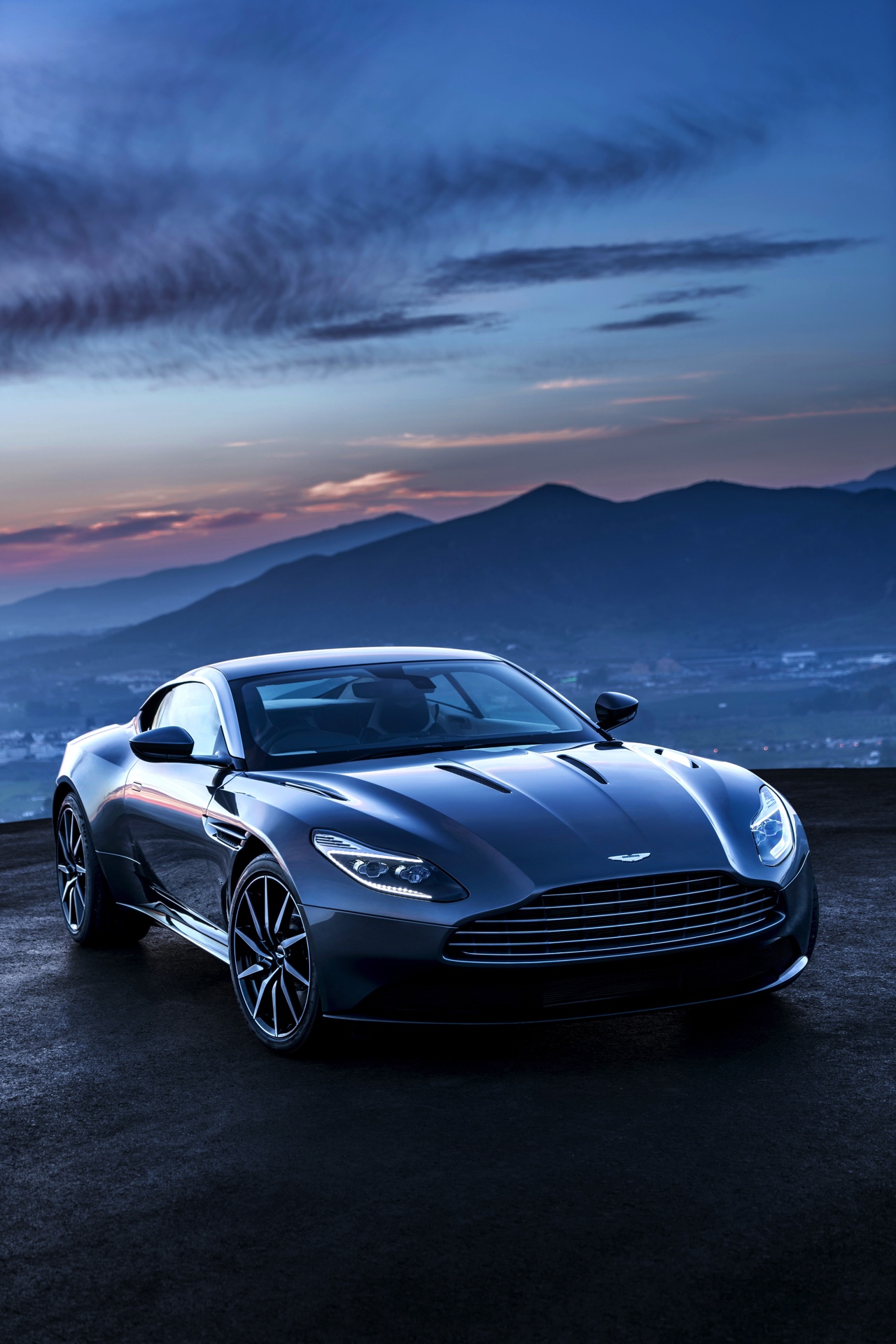 De belangrijkste, lichtste en meest dynamische Aston Martin ooit is de nieuwe DB11.