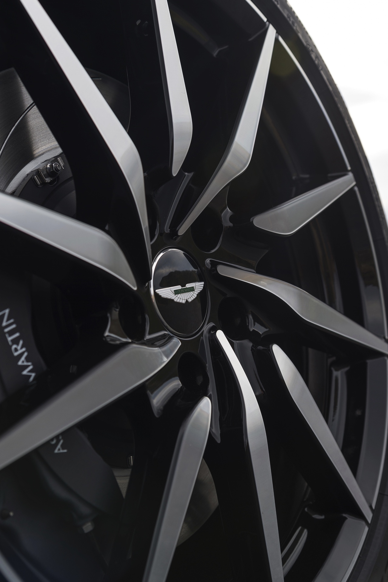 De belangrijkste, lichtste en meest dynamische Aston Martin ooit is de nieuwe DB11.