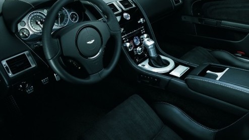 Onlangs is de Aston Martin Vanquish vaarwel gezegd. Geen nood, zijn opvolger staat klaar en krijgt de naam DBS mee. Deze zeer sportieve Brit vormt het nieuwe topmodel en was al even te zien in de film