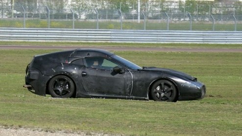 Hij is er weer! De Ferrari Dino komt een stukje dichterbij. Het beeldmateriaal toont een eerste studiemodel van dit raspaardje, die echter alleen nog hevig gecamoufleerd te zien is. Na ruim 33 jaar mo