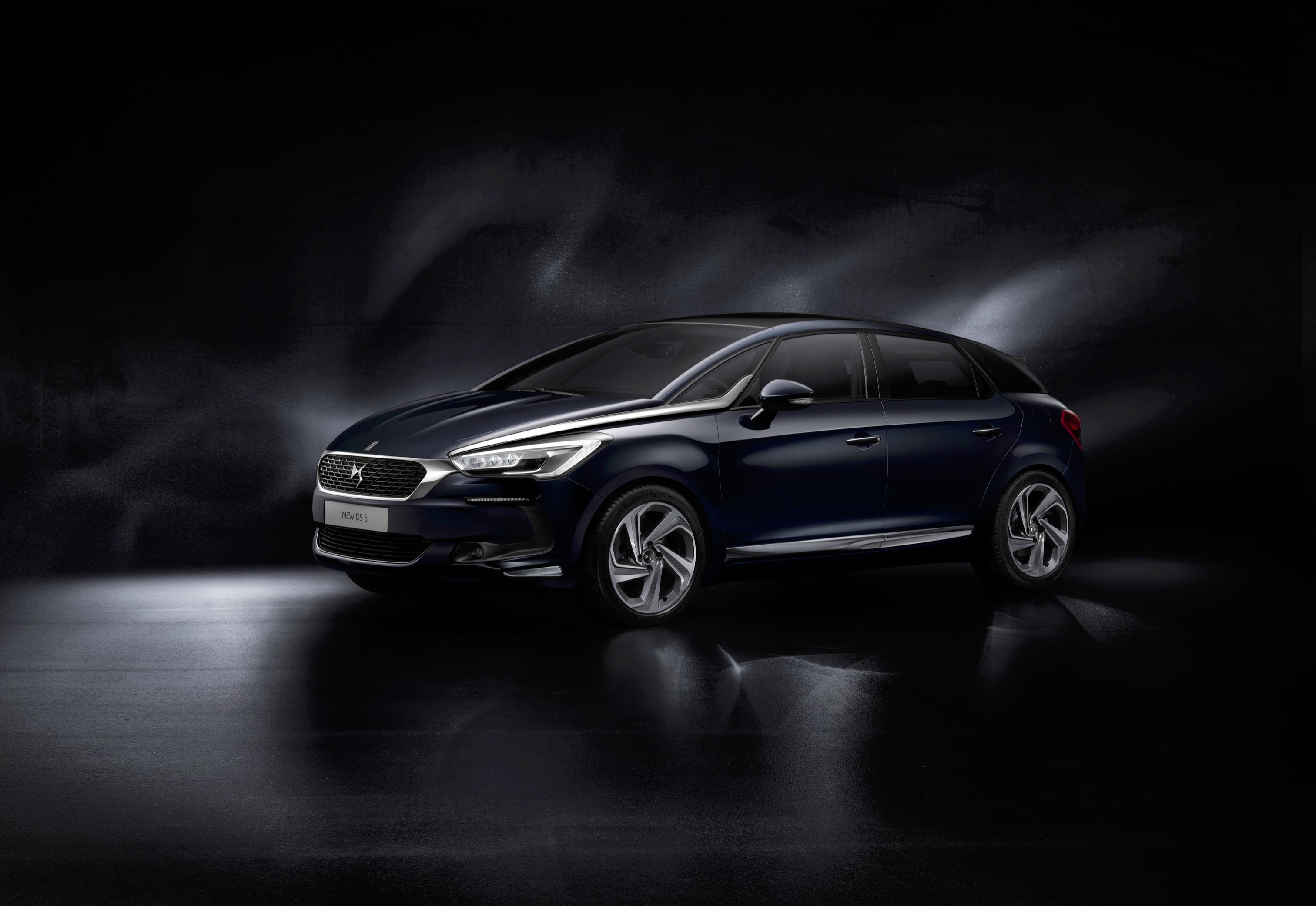 Weg is de dubbele chevron op de neus van de facelift DS5. De auto gaat dan ook niet langer als Citron DS 5 door het leven, maar heet nu voortaan alleen DS 5.