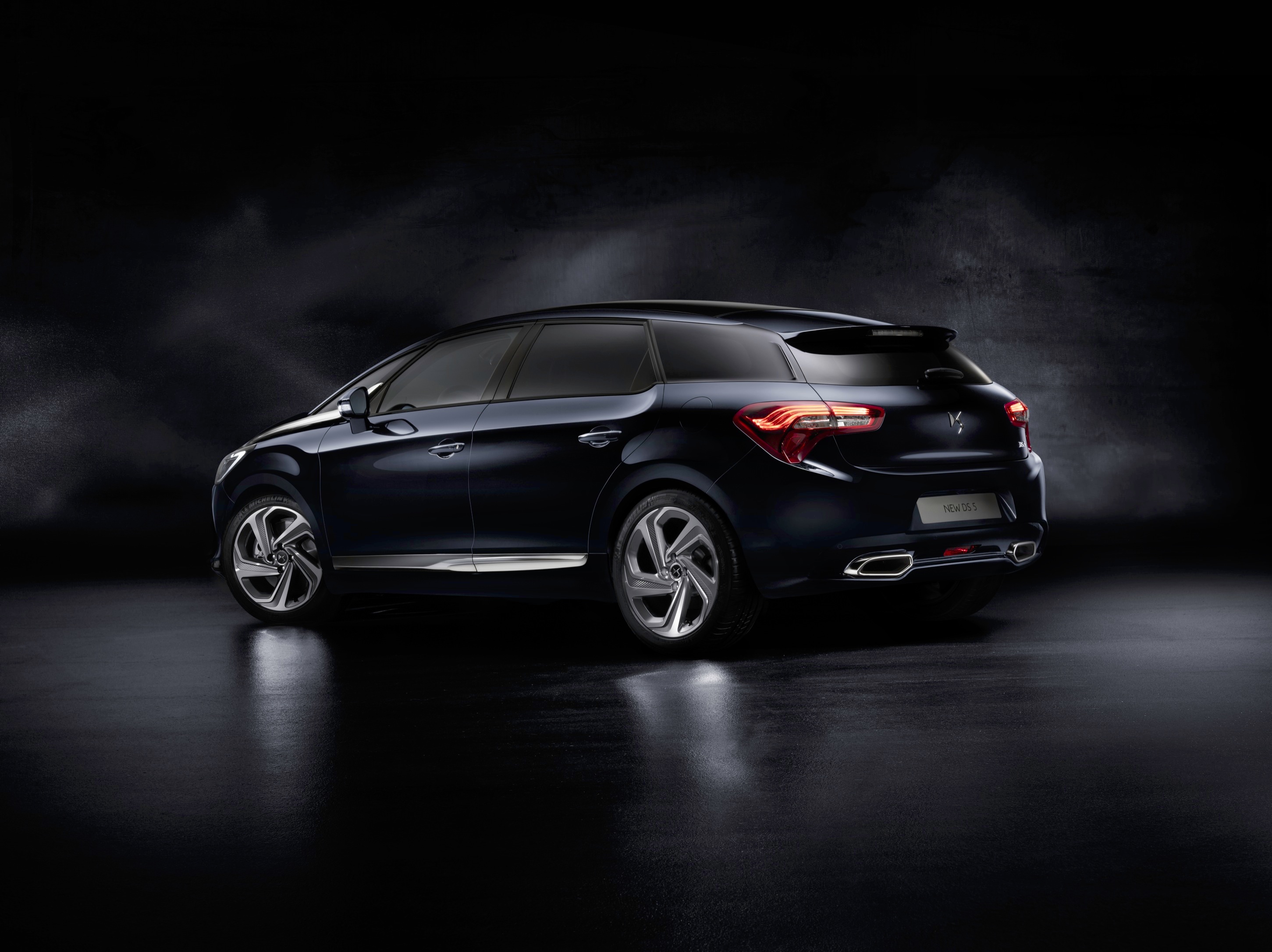 Weg is de dubbele chevron op de neus van de facelift DS5. De auto gaat dan ook niet langer als Citron DS 5 door het leven, maar heet nu voortaan alleen DS 5.