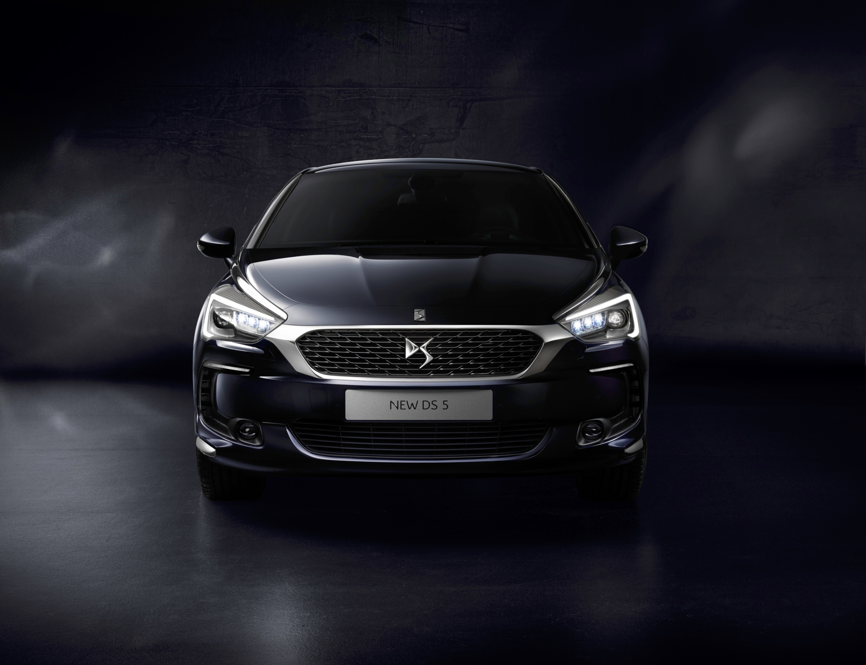 Weg is de dubbele chevron op de neus van de facelift DS5. De auto gaat dan ook niet langer als Citron DS 5 door het leven, maar heet nu voortaan alleen DS 5.
