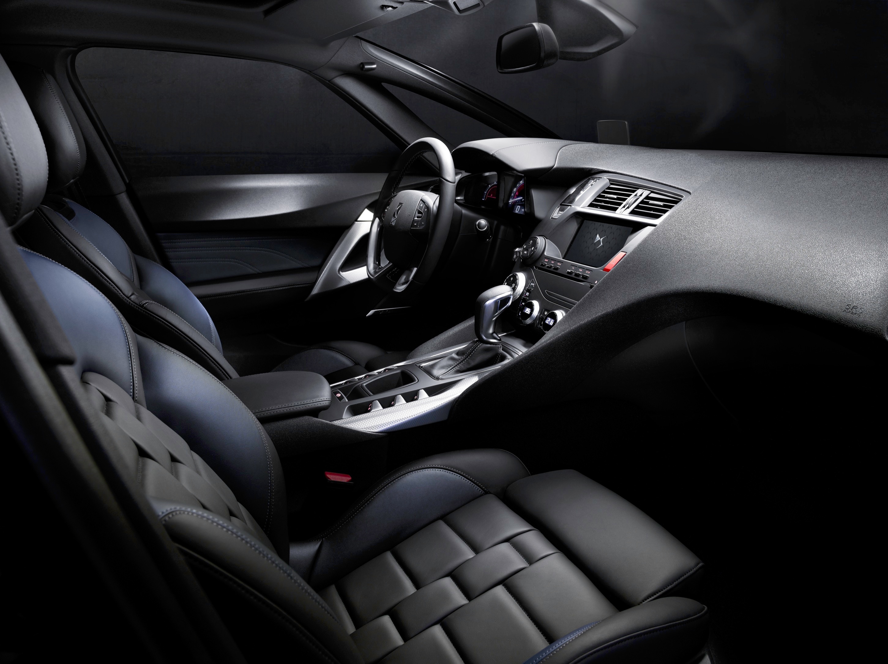 Weg is de dubbele chevron op de neus van de facelift DS5. De auto gaat dan ook niet langer als Citron DS 5 door het leven, maar heet nu voortaan alleen DS 5.