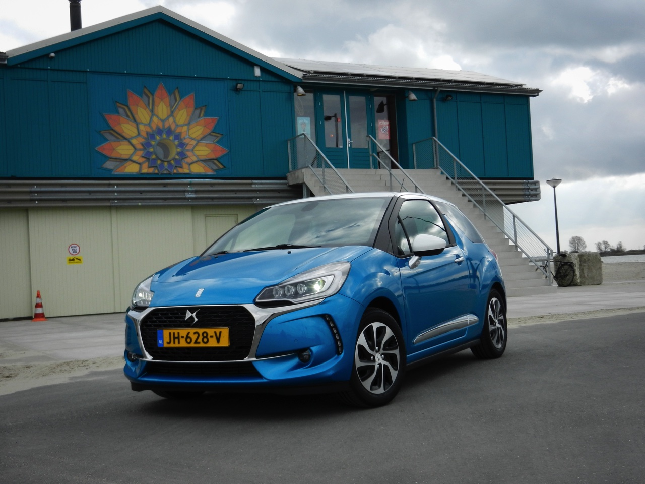 Autotest nieuwe DS 3. Het faceliftmodel staat vanaf april 2016 bij de dealer en blijft voor zich spreken met een extravagant uiterlijk, sportief rijgedrag, fijne motor en nette prijs. Lees de rijtest.