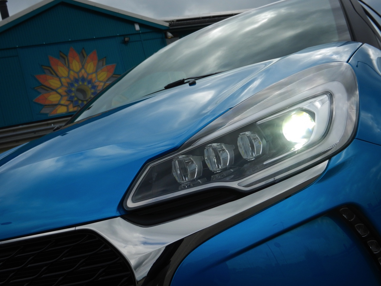 Autotest nieuwe DS 3. Het faceliftmodel staat vanaf april 2016 bij de dealer en blijft voor zich spreken met een extravagant uiterlijk, sportief rijgedrag, fijne motor en nette prijs. Lees de rijtest.