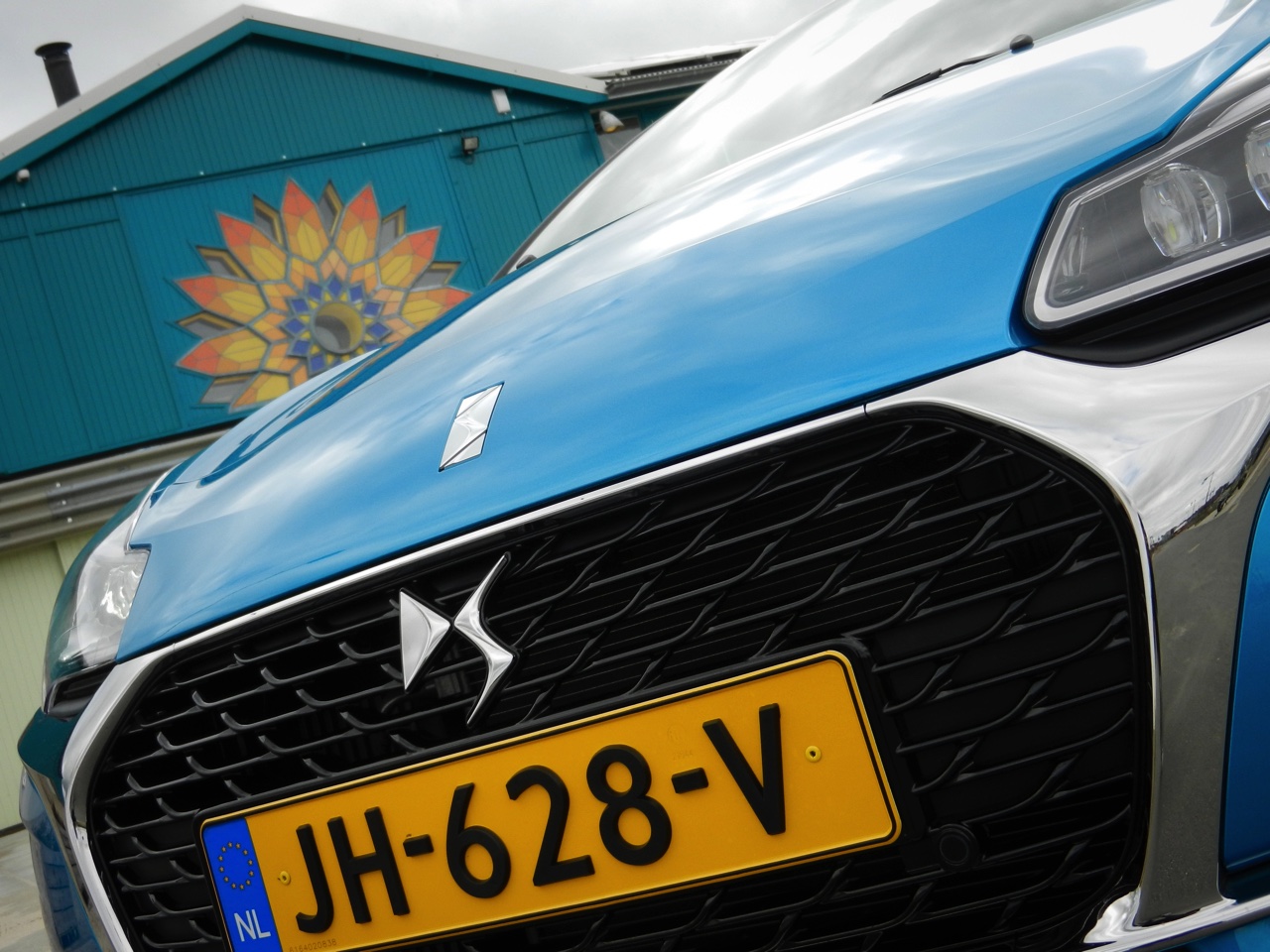 Autotest nieuwe DS 3. Het faceliftmodel staat vanaf april 2016 bij de dealer en blijft voor zich spreken met een extravagant uiterlijk, sportief rijgedrag, fijne motor en nette prijs. Lees de rijtest.