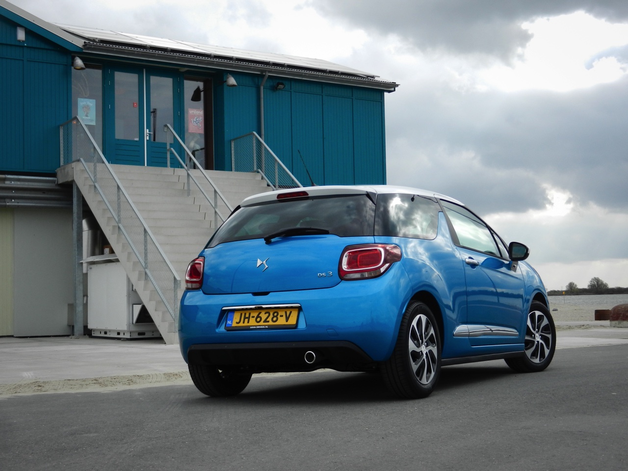 Autotest nieuwe DS 3. Het faceliftmodel staat vanaf april 2016 bij de dealer en blijft voor zich spreken met een extravagant uiterlijk, sportief rijgedrag, fijne motor en nette prijs. Lees de rijtest.