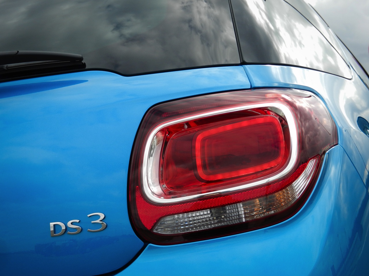Autotest nieuwe DS 3. Het faceliftmodel staat vanaf april 2016 bij de dealer en blijft voor zich spreken met een extravagant uiterlijk, sportief rijgedrag, fijne motor en nette prijs. Lees de rijtest.