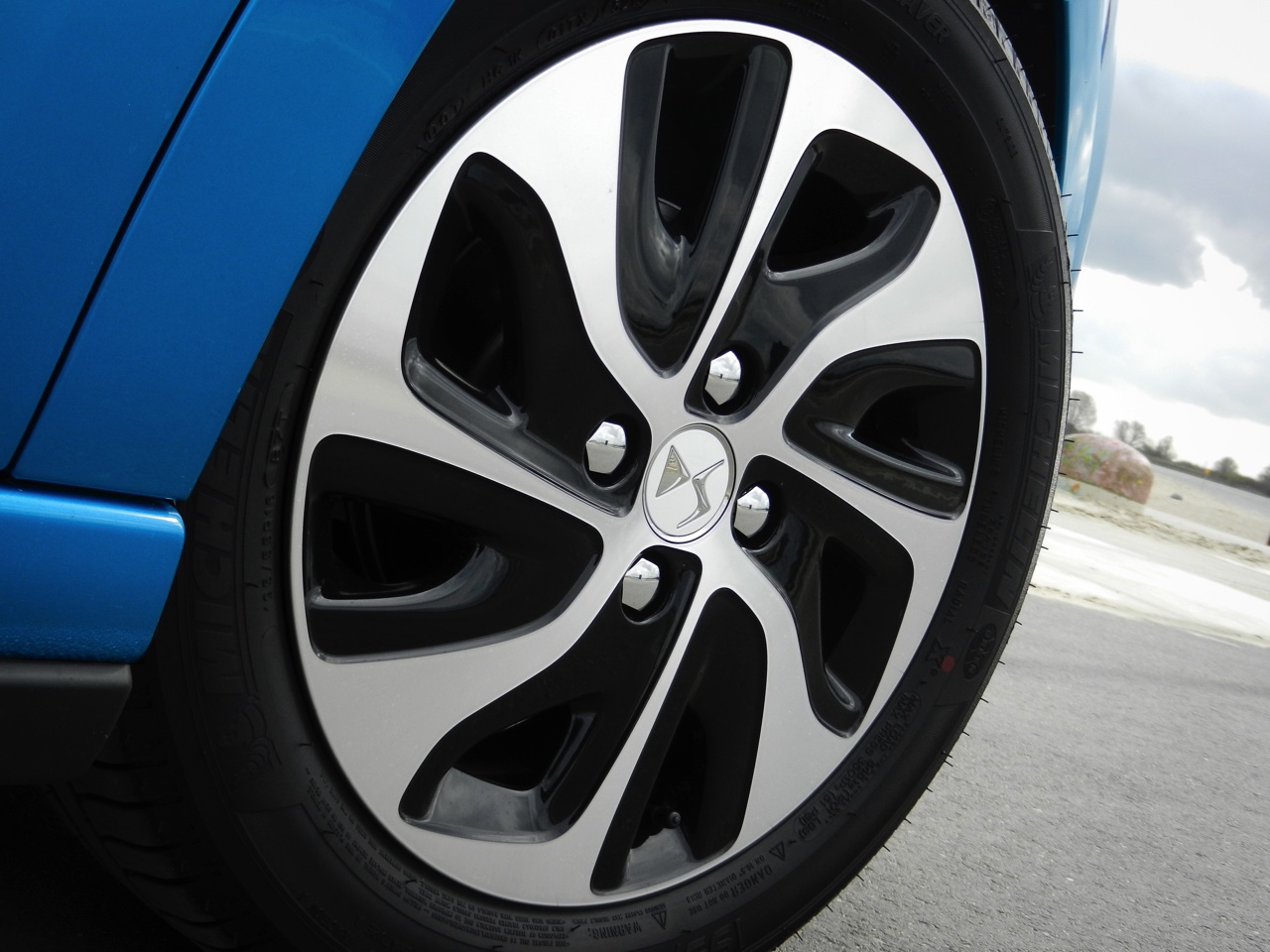 Autotest nieuwe DS 3. Het faceliftmodel staat vanaf april 2016 bij de dealer en blijft voor zich spreken met een extravagant uiterlijk, sportief rijgedrag, fijne motor en nette prijs. Lees de rijtest.