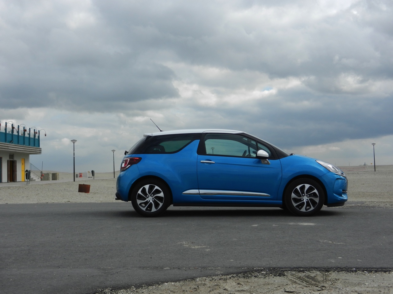 Autotest nieuwe DS 3. Het faceliftmodel staat vanaf april 2016 bij de dealer en blijft voor zich spreken met een extravagant uiterlijk, sportief rijgedrag, fijne motor en nette prijs. Lees de rijtest.