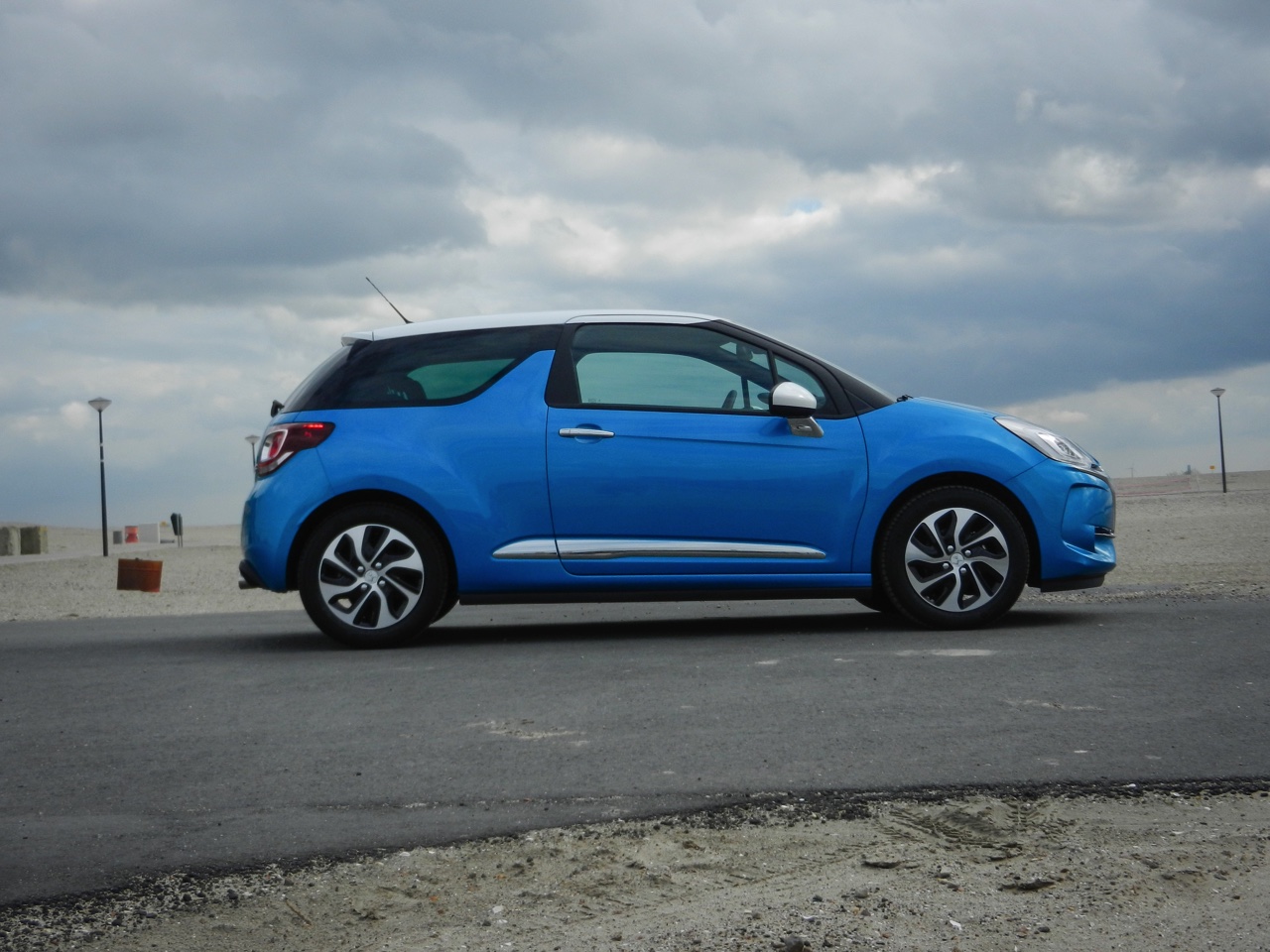 Autotest nieuwe DS 3. Het faceliftmodel staat vanaf april 2016 bij de dealer en blijft voor zich spreken met een extravagant uiterlijk, sportief rijgedrag, fijne motor en nette prijs. Lees de rijtest.