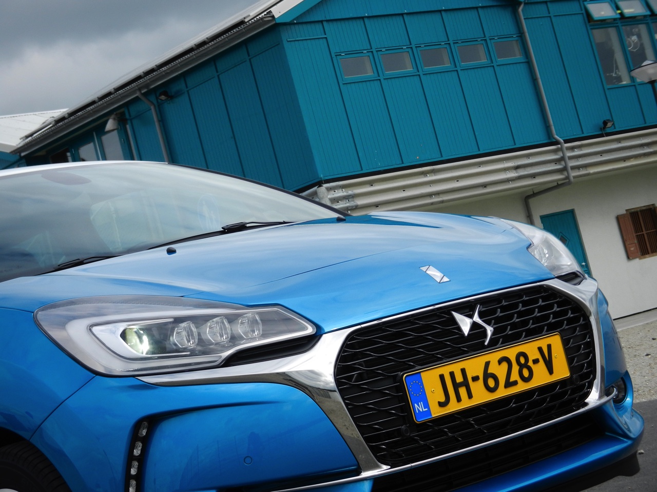Autotest nieuwe DS 3. Het faceliftmodel staat vanaf april 2016 bij de dealer en blijft voor zich spreken met een extravagant uiterlijk, sportief rijgedrag, fijne motor en nette prijs. Lees de rijtest.