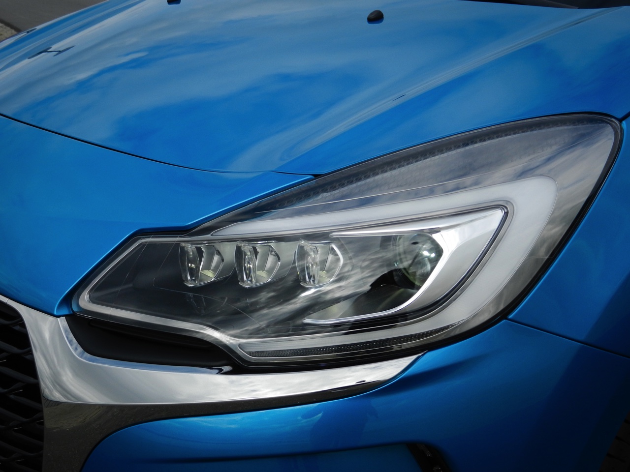 Autotest nieuwe DS 3. Het faceliftmodel staat vanaf april 2016 bij de dealer en blijft voor zich spreken met een extravagant uiterlijk, sportief rijgedrag, fijne motor en nette prijs. Lees de rijtest.