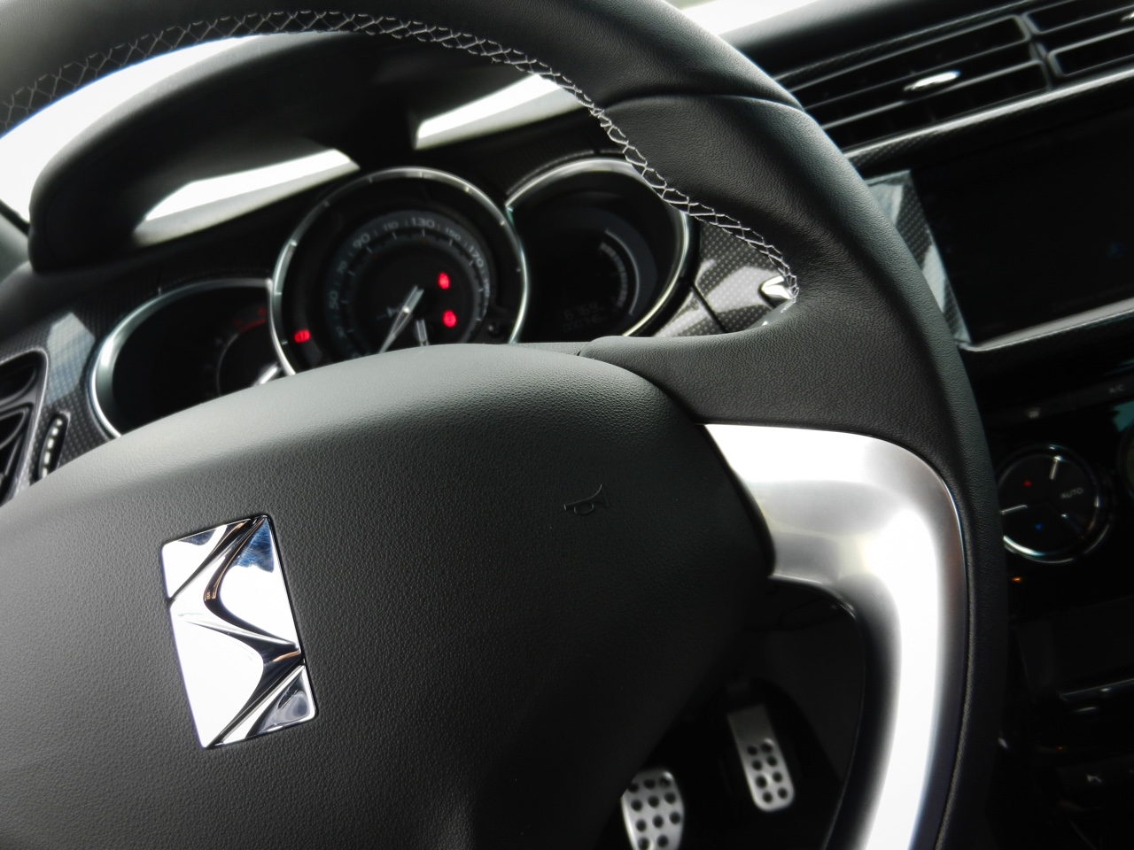 Autotest nieuwe DS 3. Het faceliftmodel staat vanaf april 2016 bij de dealer en blijft voor zich spreken met een extravagant uiterlijk, sportief rijgedrag, fijne motor en nette prijs. Lees de rijtest.