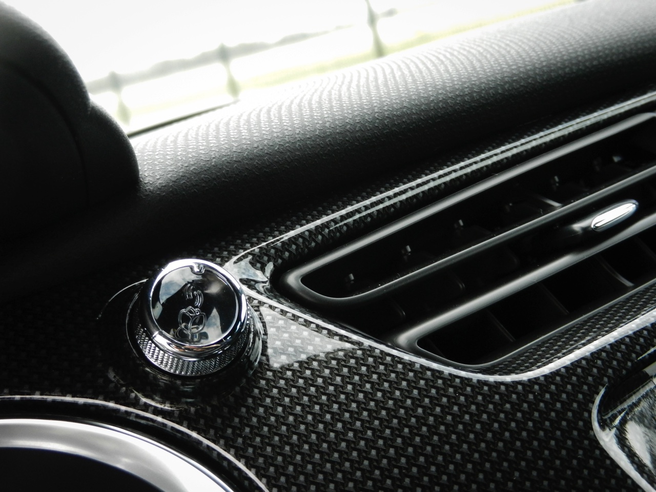 Autotest nieuwe DS 3. Het faceliftmodel staat vanaf april 2016 bij de dealer en blijft voor zich spreken met een extravagant uiterlijk, sportief rijgedrag, fijne motor en nette prijs. Lees de rijtest.
