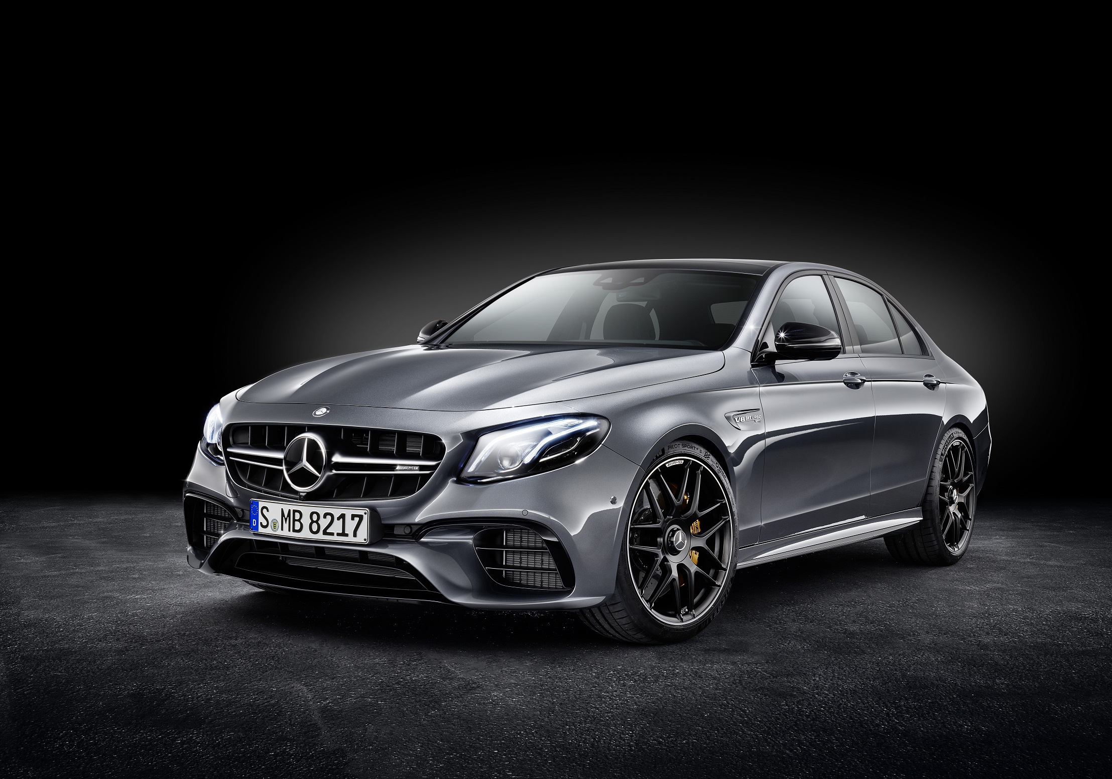 Mercedes-Benz heeft nu het sportieve topmodel van de nieuwe E-Klasse gepresenteerd: de Mercedes-AMG E 63. Hij komt in twee versies.