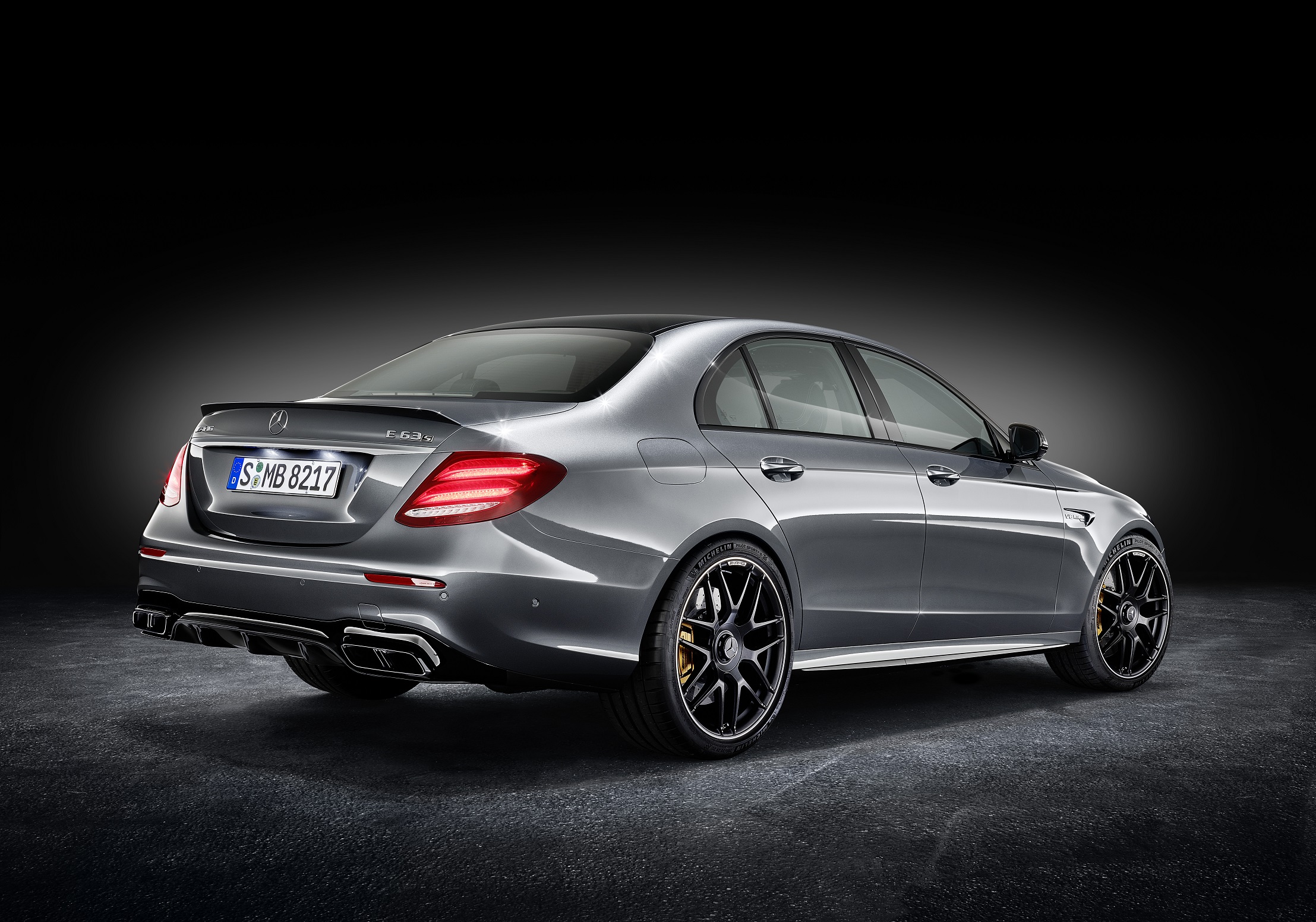 Mercedes-Benz heeft nu het sportieve topmodel van de nieuwe E-Klasse gepresenteerd: de Mercedes-AMG E 63. Hij komt in twee versies.