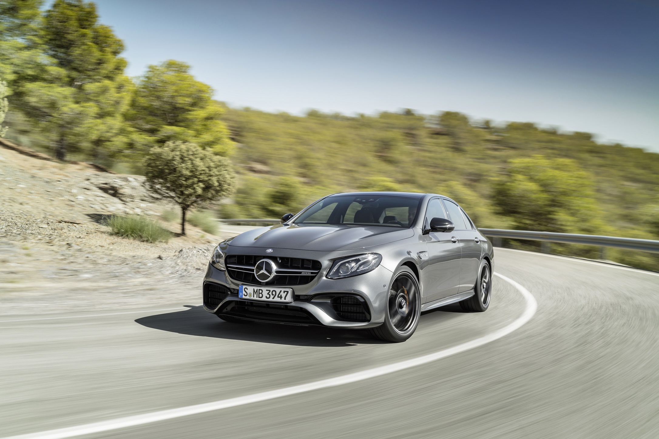 Mercedes-Benz heeft nu het sportieve topmodel van de nieuwe E-Klasse gepresenteerd: de Mercedes-AMG E 63. Hij komt in twee versies.