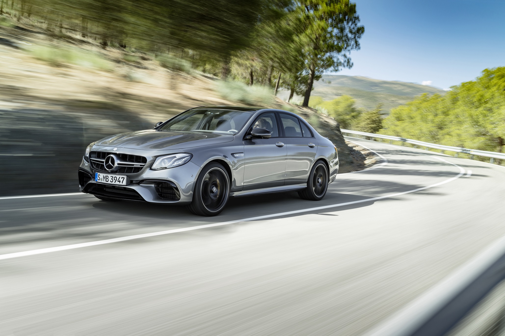 Mercedes-Benz heeft nu het sportieve topmodel van de nieuwe E-Klasse gepresenteerd: de Mercedes-AMG E 63. Hij komt in twee versies.
