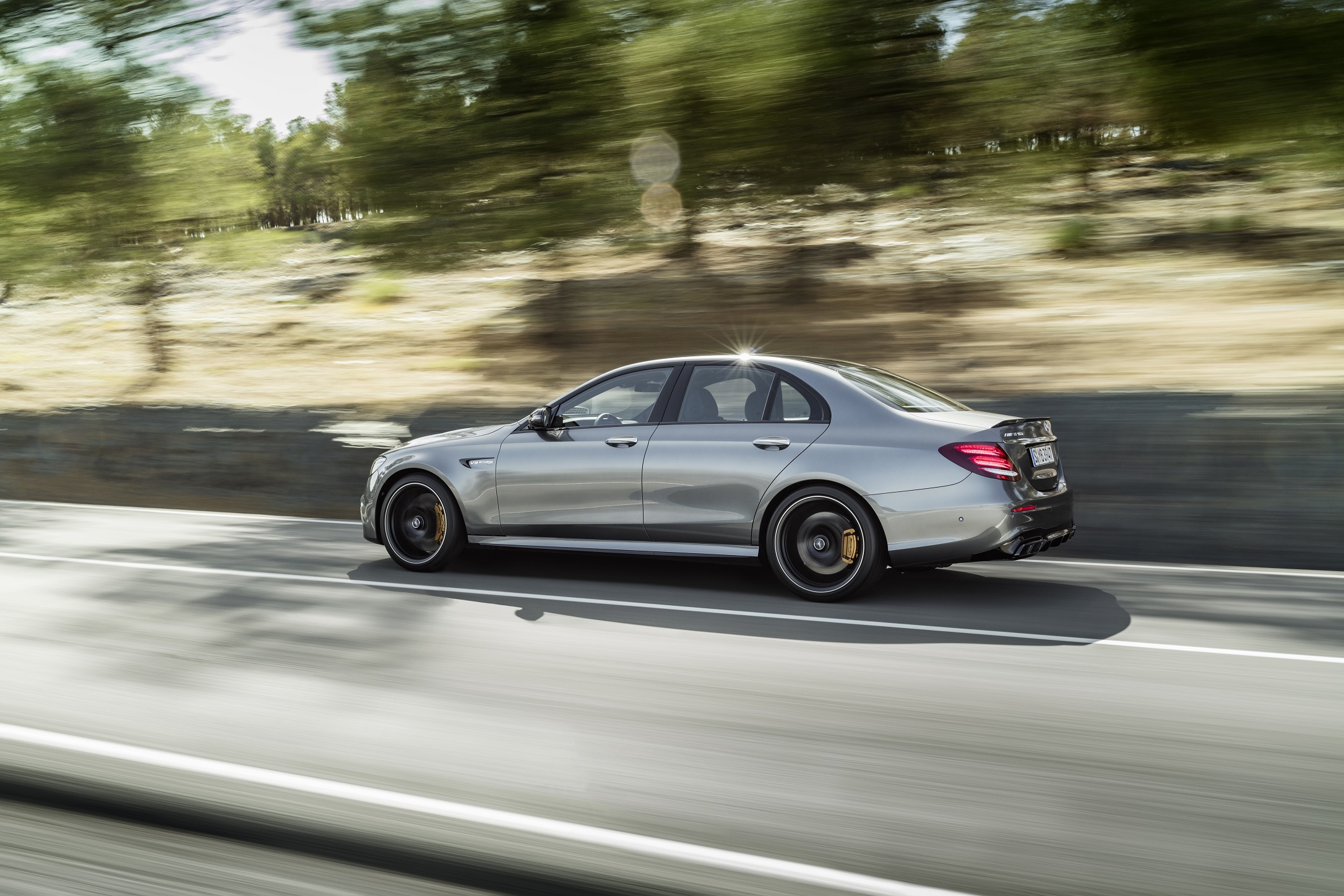 Mercedes-Benz heeft nu het sportieve topmodel van de nieuwe E-Klasse gepresenteerd: de Mercedes-AMG E 63. Hij komt in twee versies.