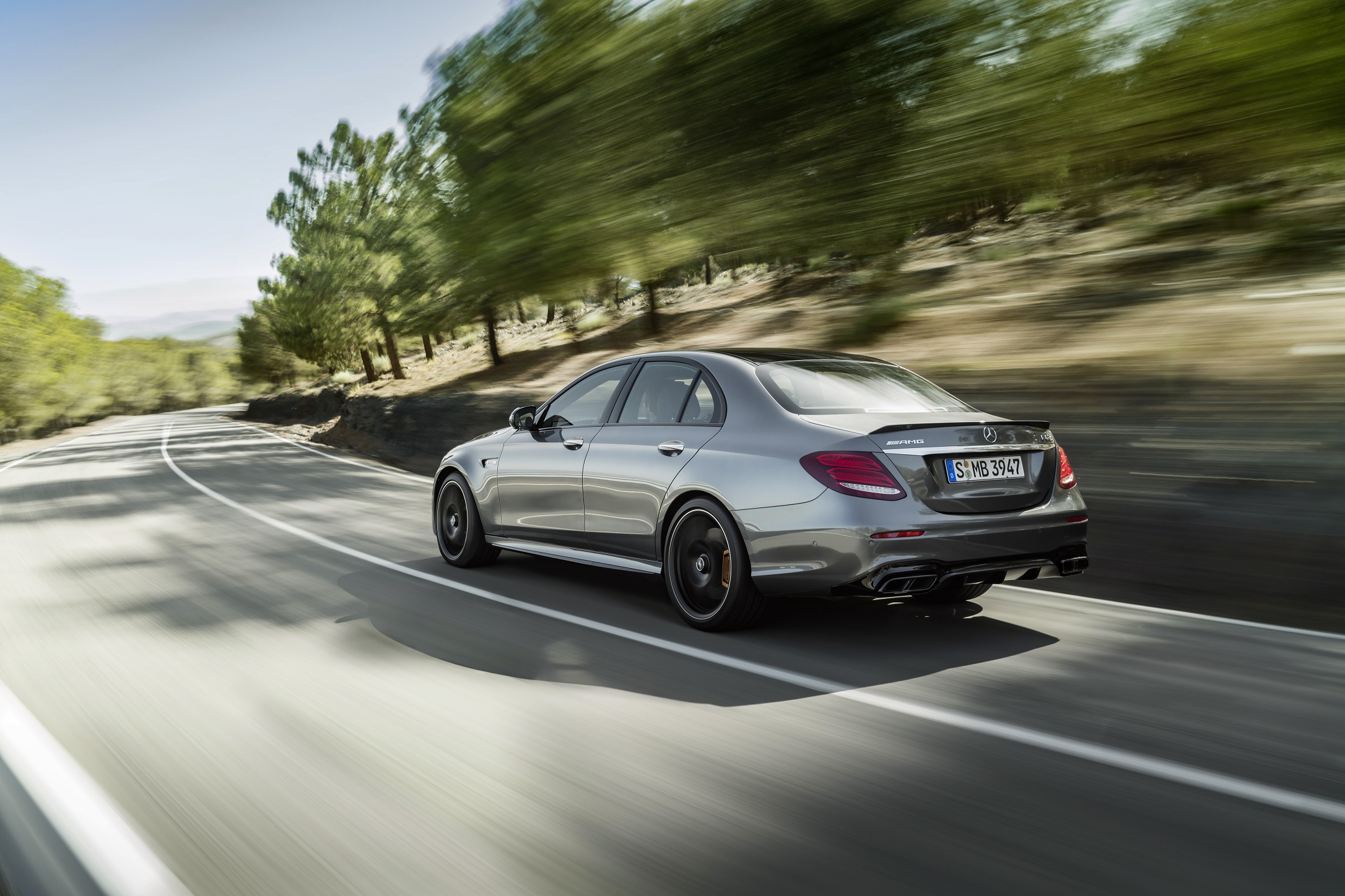 Mercedes-Benz heeft nu het sportieve topmodel van de nieuwe E-Klasse gepresenteerd: de Mercedes-AMG E 63. Hij komt in twee versies.