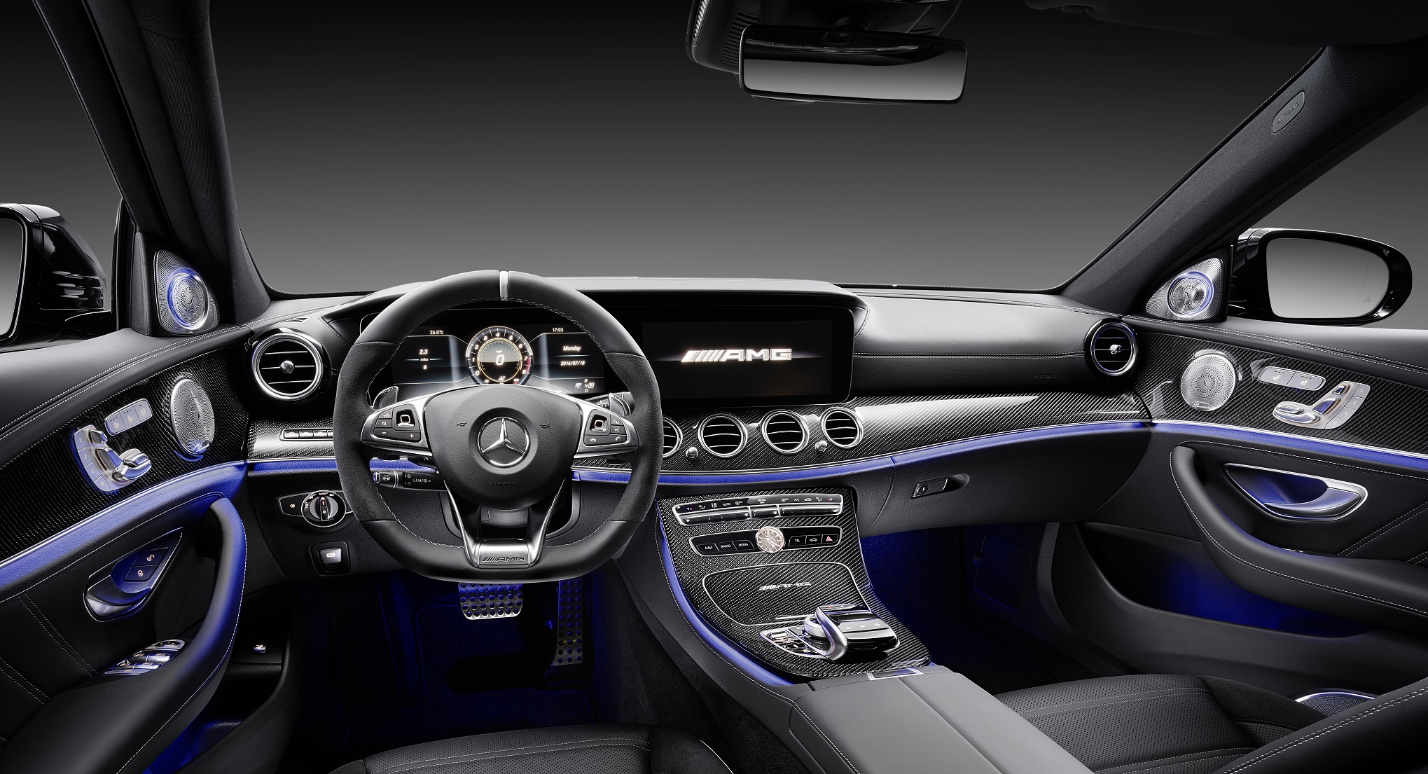 Mercedes-Benz heeft nu het sportieve topmodel van de nieuwe E-Klasse gepresenteerd: de Mercedes-AMG E 63. Hij komt in twee versies.