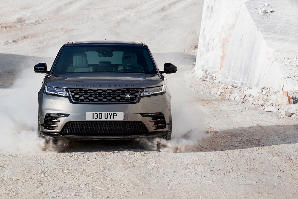 Land Rover heeft de sportieve toevoeging aan het Range Rover-gamma gepresenteerd: de Velar. Net onthuld, maar nu al te bestellen als First Edition.