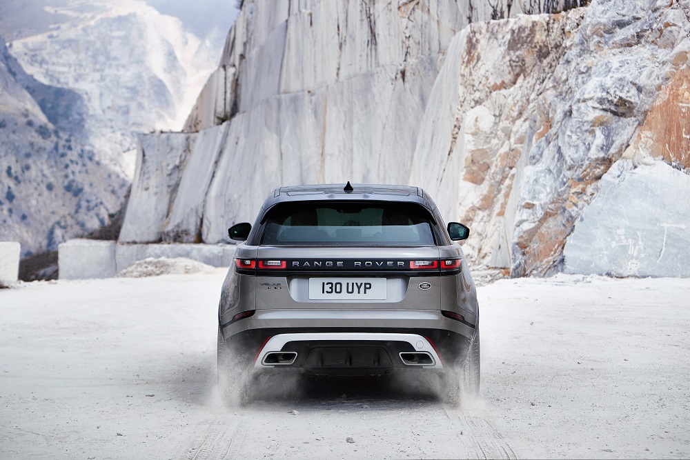 Land Rover heeft de sportieve toevoeging aan het Range Rover-gamma gepresenteerd: de Velar. Net onthuld, maar nu al te bestellen als First Edition.