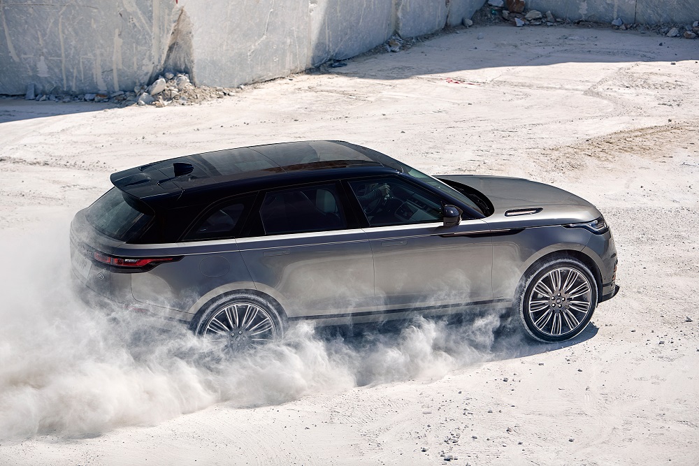 Land Rover heeft de sportieve toevoeging aan het Range Rover-gamma gepresenteerd: de Velar. Net onthuld, maar nu al te bestellen als First Edition.