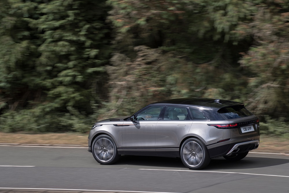 Land Rover heeft de sportieve toevoeging aan het Range Rover-gamma gepresenteerd: de Velar. Net onthuld, maar nu al te bestellen als First Edition.