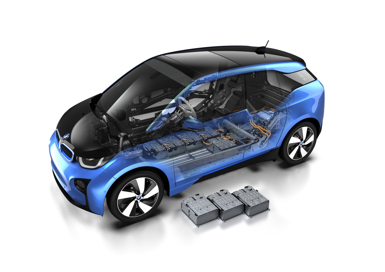 BMW introduceert naast 22 kWh accu ook 33 kWh batterij. Daarmee heeft de i3 een actieradius van 300 kilometer, en dat is 200 kilometer effectief.