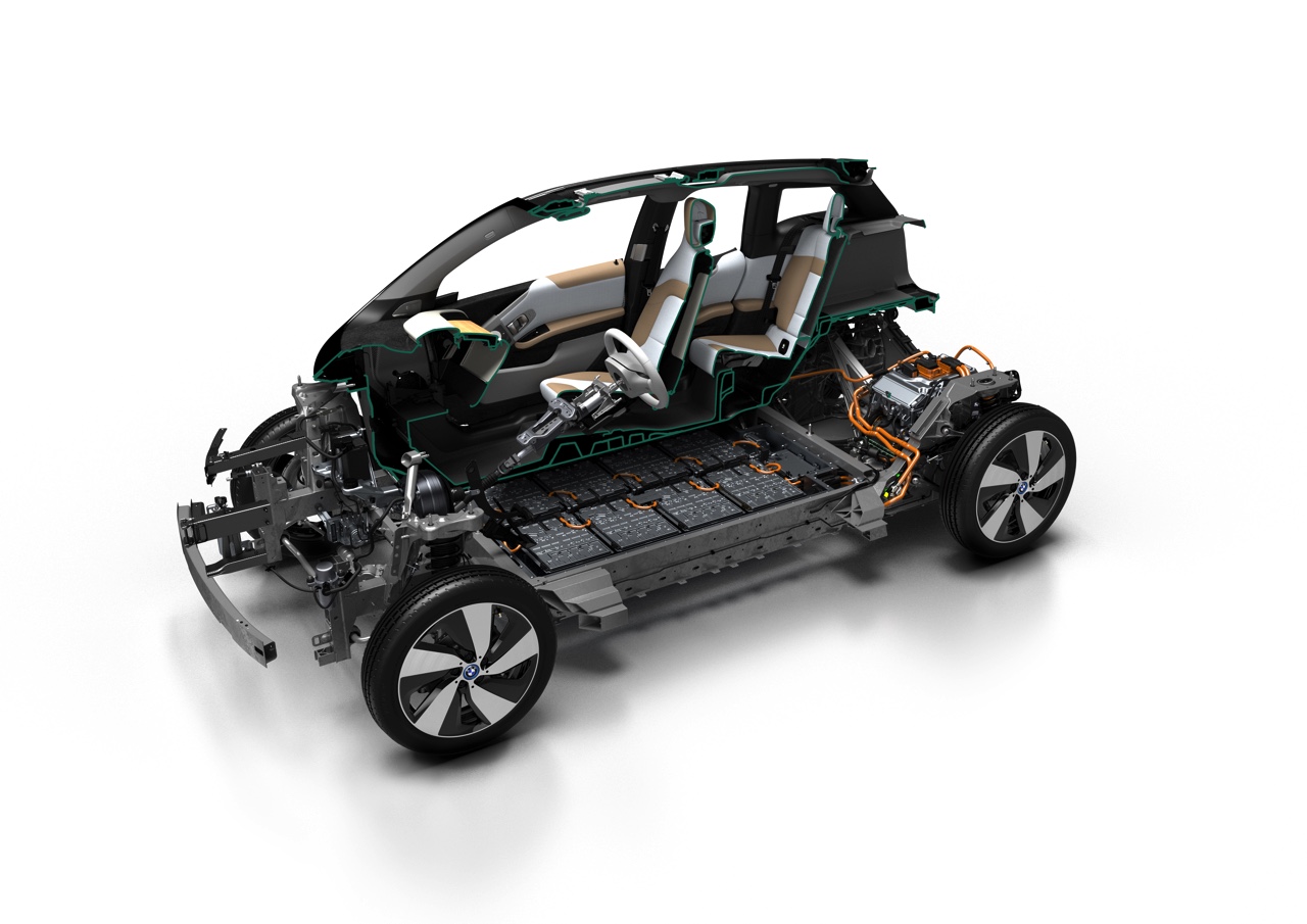 BMW introduceert naast 22 kWh accu ook 33 kWh batterij. Daarmee heeft de i3 een actieradius van 300 kilometer, en dat is 200 kilometer effectief.