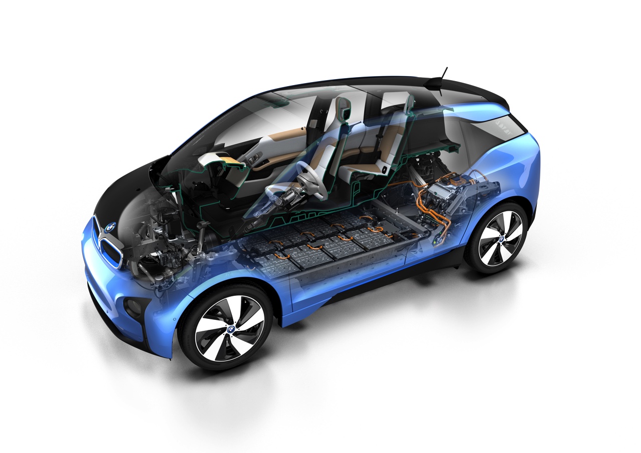 BMW introduceert naast 22 kWh accu ook 33 kWh batterij. Daarmee heeft de i3 een actieradius van 300 kilometer, en dat is 200 kilometer effectief.