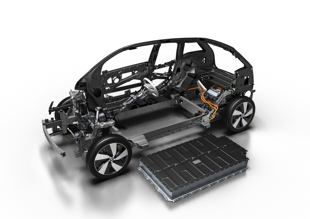 BMW introduceert naast 22 kWh accu ook 33 kWh batterij. Daarmee heeft de i3 een actieradius van 300 kilometer, en dat is 200 kilometer effectief.