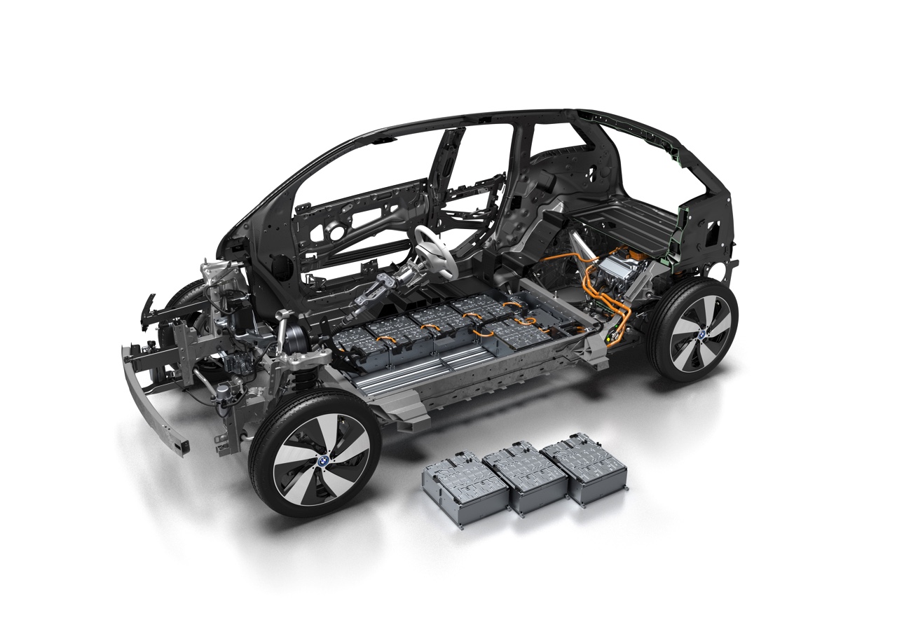 BMW introduceert naast 22 kWh accu ook 33 kWh batterij. Daarmee heeft de i3 een actieradius van 300 kilometer, en dat is 200 kilometer effectief.