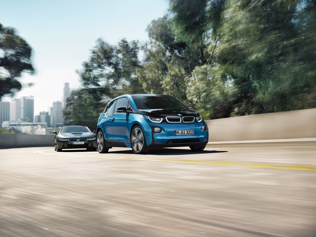 BMW introduceert naast 22 kWh accu ook 33 kWh batterij. Daarmee heeft de i3 een actieradius van 300 kilometer, en dat is 200 kilometer effectief.