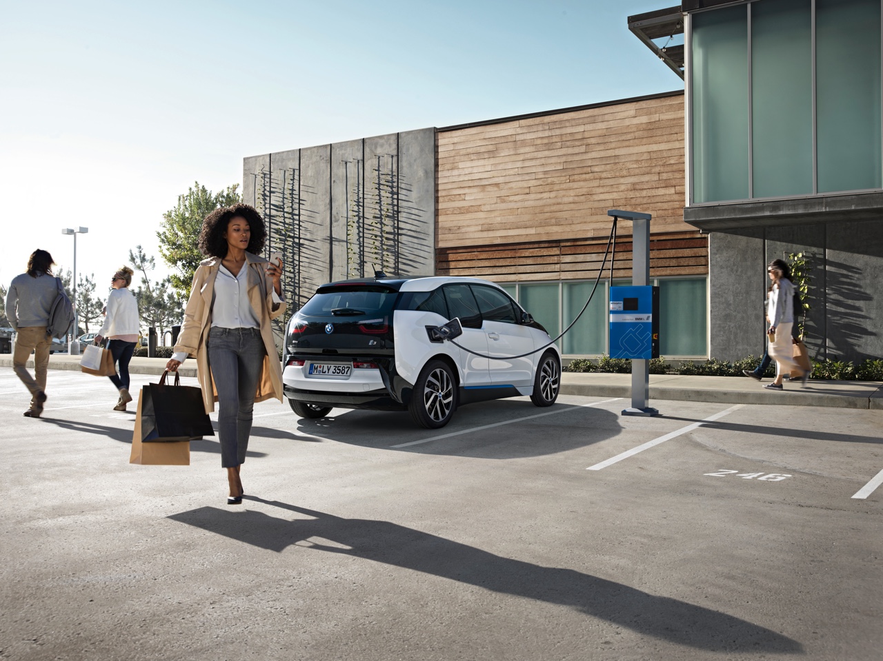 BMW introduceert naast 22 kWh accu ook 33 kWh batterij. Daarmee heeft de i3 een actieradius van 300 kilometer, en dat is 200 kilometer effectief.