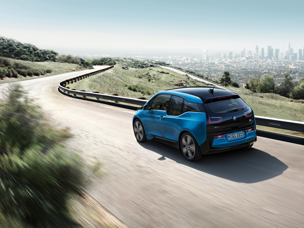 BMW introduceert naast 22 kWh accu ook 33 kWh batterij. Daarmee heeft de i3 een actieradius van 300 kilometer, en dat is 200 kilometer effectief.